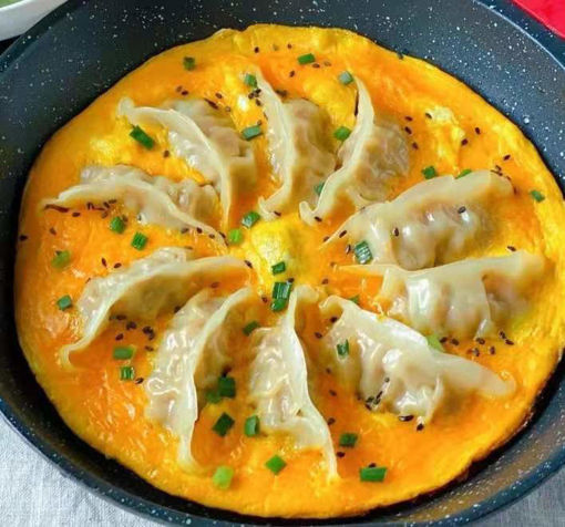 Image de 煎饺抱蛋 raviolis au porc grilles et oeufs