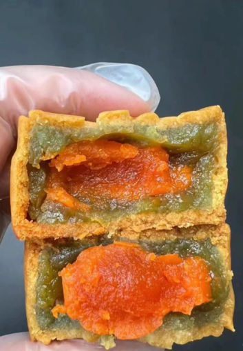 Image de 酥皮月饼75g，乌龙桂花咸蛋黄馅（1整颗咸蛋黄）
